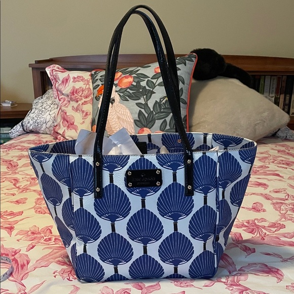 kate spade Handbags - Kate Spade Navy and White Patterned Tote